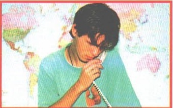 Andrei Fântână la telefon, fotografie decorativă de deschidere a reportajului