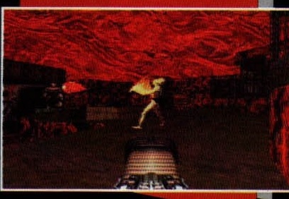 DOOM — un adversar surprins pe o platformă, sub cerul roșu