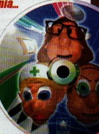 Ilustrație rotundă în formă de CD, cu personajele jocului; tipărită peste colțul imaginii mari, fără chenar