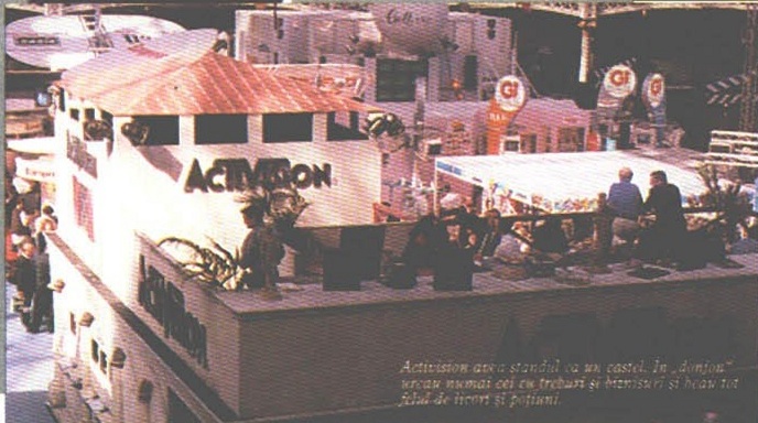 Activision avea standul ca un castel. În „donjon” urcau numai cei cu treburi și biznisuri și beau tot felul de licori și poțiuni.