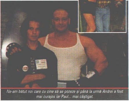 Ne-am bătut noi care cu cine să se pozeze și până la urmă Andrei a fost mai curajos iar Paul... mai câștigat. (Colțul din dreapta sus prinde partea de jos a fotografiei mai mici, suprapusă peste aceasta în pagină.)