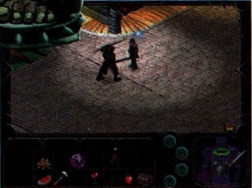 Screenshot mic în coloana din dreapta: o stradă pavată luminată dramatic, cu două personaje, și bara de inventar a jocului dedesubt. Cizma ogrului din desenul de deasupra intră peste colțul din stânga-sus al pozei, așa cum e tipărit.