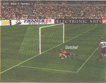 Screenshot FIFA 98 („03:23  Brazil 0  Germany 0”, panouri FRANCE 98 / ELECTRONIC ARTS), cu legenda tipărită pe imagine: „Gotcha!”