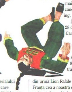 Decupaj fără chenar: luptătorul în verde, răsturnat cu capul în jos într-o lovitură. Decupajul prinde și text din coloanele vecine