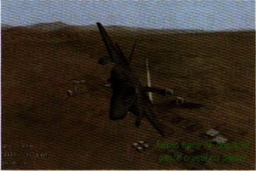 Screenshot din coloana din stânga: un elicopter deasupra unui teren pustiu, cu ținte la sol. Legenda verde suprapusă pe imagine, pe două rânduri, este ilizibilă în scan