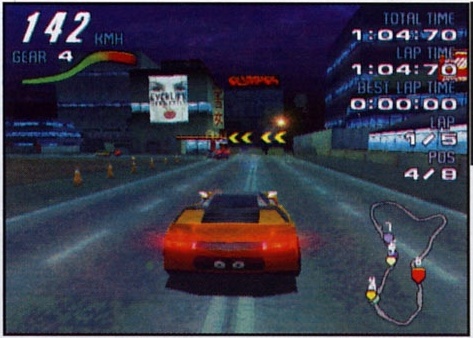 Cursă nocturnă în oraș, cu tot HUD-ul afișat: 142 KMH, GEAR 4, TOTAL TIME 1:04:70, LAP 1/5, POS 4/8
