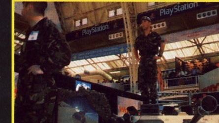 Fotografie de la ECTS '98: doi vizitatori in tinuta de camuflaj langa standul PlayStation