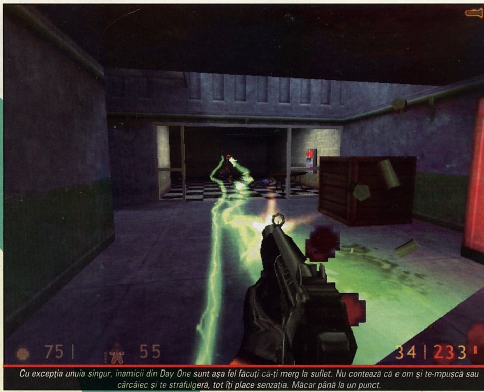 Screenshot: coridor cu un inamic verde-fosforescent lovit de un arc electric, arma în prim-plan