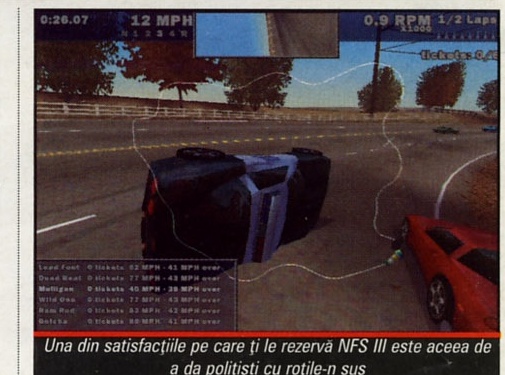 Screenshot: mașină de poliție răsturnată pe șosea, mașină roșie de jucător în prim-plan dreapta. Captiune: "Una din satisfacțiile pe care ți le rezervă NFS III este aceea de a da polițiști cu roțile-n sus"
