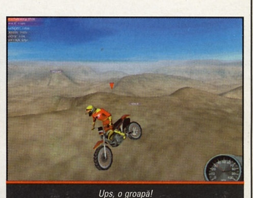 Screenshot: pilot sărind cu motocicleta peste o movilă în deșert. Captiune: "Ups, o groapă!"