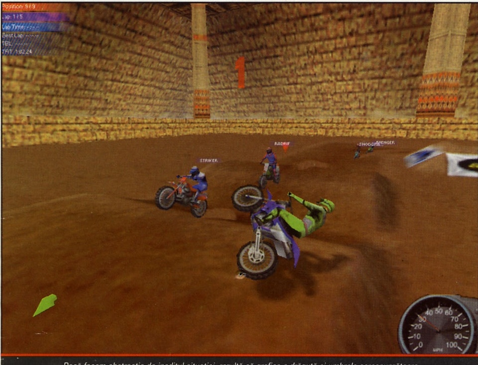 Screenshot principal: cursă de motocross într-o arenă acoperită, mai mulți piloți în derapaj, HUD de poziție/tur în stânga-sus. Captiune: "Dacă facem abstracție de ineditul situației, rezultă că grafica e drăguță și umbrele corespunzătoare"