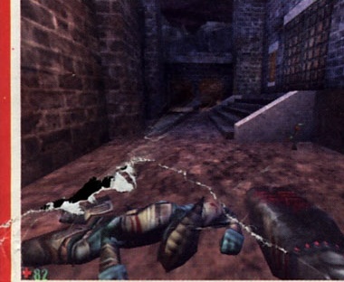 Screenshot Unreal (categoria 1st person): coridor arhitectural cu armă în prim-plan