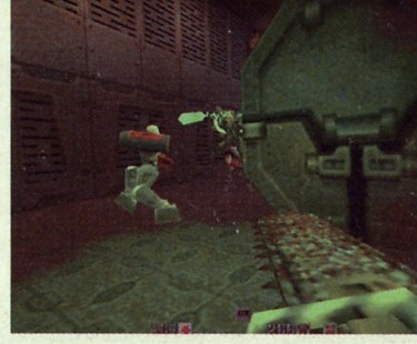 Screenshot Ground Zero: coridor metalic cu un monstru tras cu o armă verde