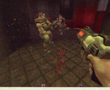 Screenshot Quake 2 (categoria Multiplayer): luptă la mică distanță cu o armă în prim-plan