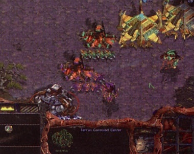 Screenshot Starcraft: luptă între unități colorate, eticheta din joc "Terran Command Center" vizibilă