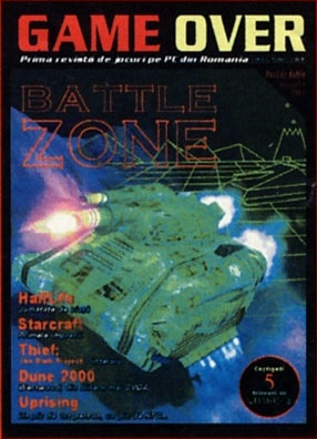 Coperta nr. 10 — „GAME OVER — Prima revistă de jocuri pe PC din România". BATTLE ZONE · Poster dublu · lista din stânga jos (Half Life · Starcraft · Thief: The Dark Project · Dune 2000 · Uprising) are subtitluri [...text ilizibil în scan...] · medalion: „Câștigați 5 abonamente la [...text ilizibil în scan...]"